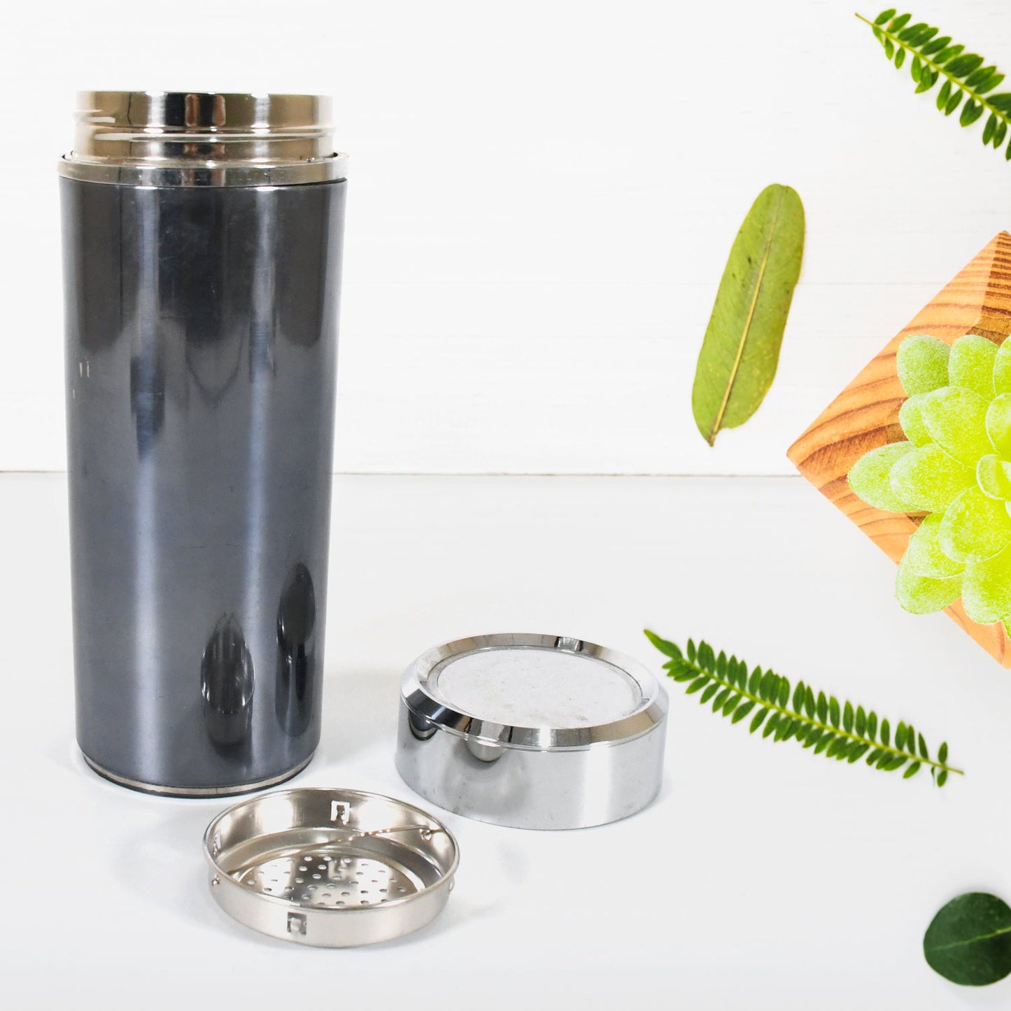 Stainless steel water bottle in different angles highlighting its sleek design.