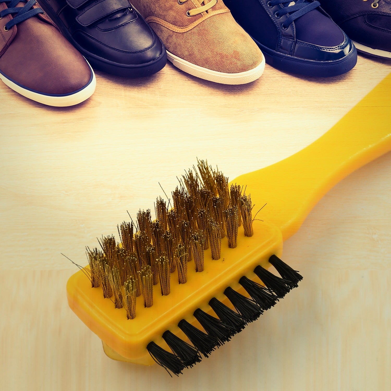 Multifunctional 3-side shoe brush, effective for cleaning and polishing different shoe materials.